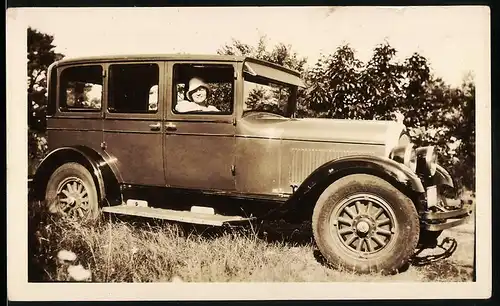 Fotografie Auto Chrysler (1928), hübsche Frau in Limousine sitzend