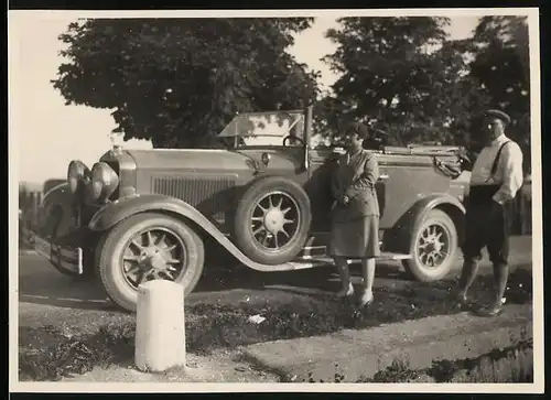 Fotografie Auto Horch 350 (1928), Hausfrau neben Cabriolet stehend
