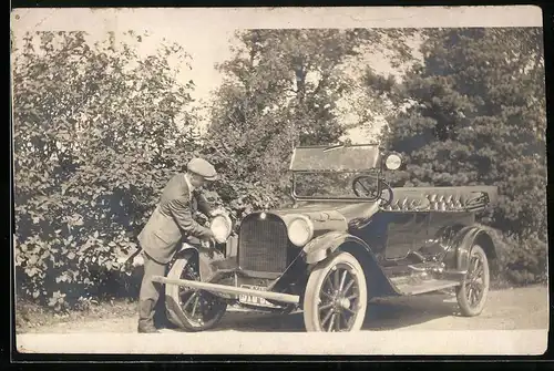 Fotografie Auto Dodge (1921), Kennzeichen New York, Fahrer richtet rechten Scheinwerfer