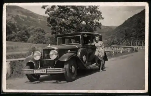 Fotografie Auto Horch 375 (1930), junge Frau posiert mit Luxus-Limousine, Kennzeichen Rheinprovinz