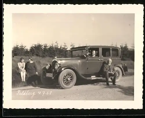 Fotografie Auto Chrysler (1927), Familie beim Ausflug auf dem Feldberg 1928, Kennzeichen Provinz Hessen-Nassau