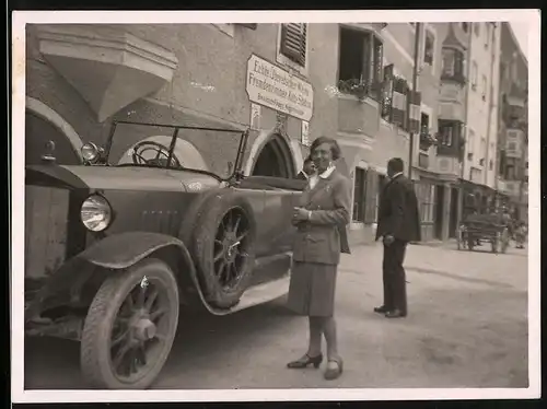 Fotografie Auto Steiger 10 /50 (1921 /23), Mädchen bei Autotour rund um den Kaiser