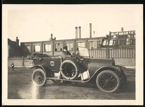 Fotografie 1.WK, Auto Phänomen (1916), Kraftfahrer im Kübelwagen