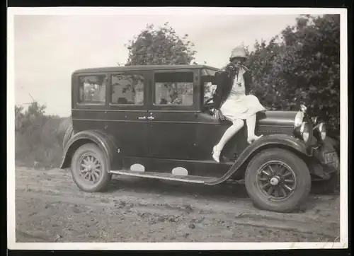 Fotografie Auto Chrysler 60 (1927), junge Frau auf Motorhaube sitzend