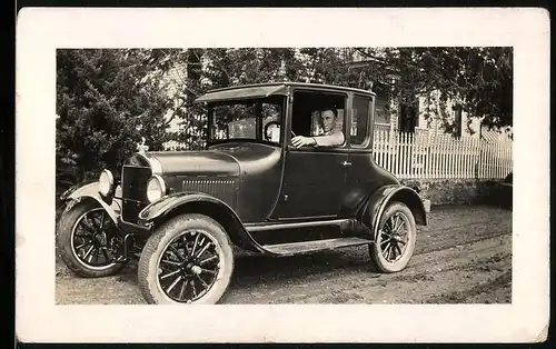 Fotografie Auto Ford Model T (1924), Fahrer sitzt am Steuer