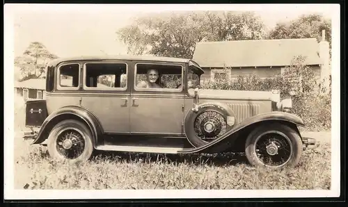 Fotografie Auto Dodge Senior 6 (1929 /30), Herr in Limousine sitzend