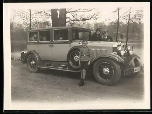 Fotografie Auto Horch 350 (1928), Familie mit Luxus-Limousine Kennzeichen Berlin
