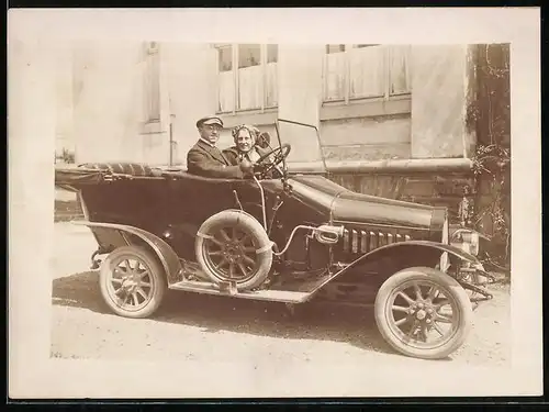 Fotografie Auto MAF Markranstädter Automobilfabrik (1913 /14), Paar im Cabriolet sitzend