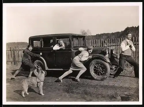 Fotografie Auto Fiat 509 (1925 /28), Mann & Frauen schieben & ziehen PKW mit Kennzeichen Berlin, Hund schaut zu