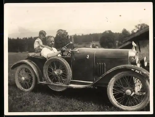 Fotografie Auto Pluto Roadster-Cabrio (1924 /26), Vater & Sohn im offenen PKW