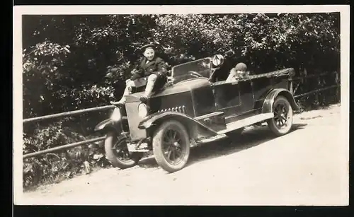 Fotografie Auto NSU 5 /20 (1924), Knabe auf Motorhaube sitzend, Wiesbaden 1928