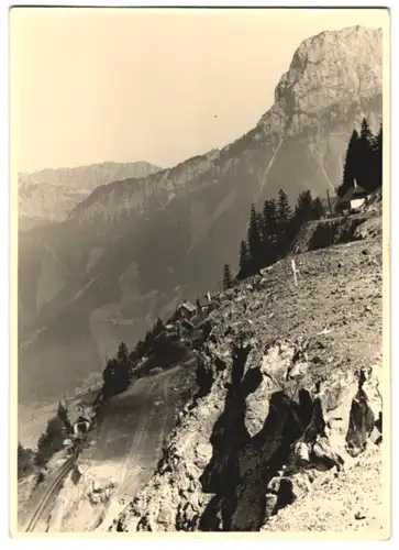 Fotografie unbekannter Fotograf, Ansicht Eisenerz, auf dem Erzberg der Schachtanlage mit Teilansicht des Ortes, Bergbau