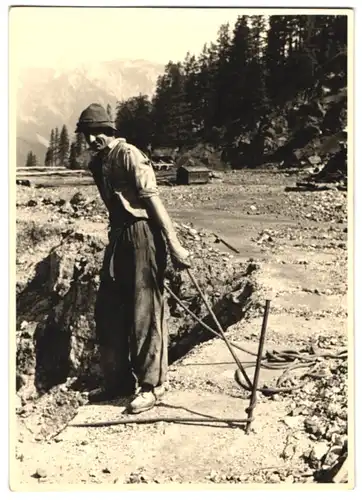 Fotografie unbekannter Fotograf, Ansicht Eisenerz, Bergmann / Kumpel sichert Kameraden beim Abstieg, Bergbau