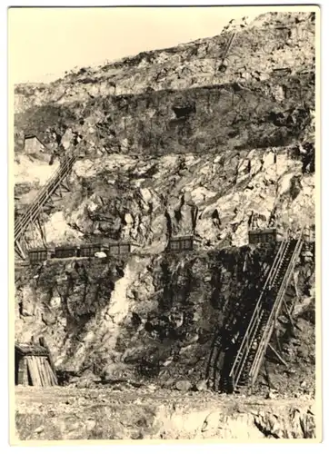 Fotografie unbekannter Fotograf, Ansicht Eisenerz, Blick auf den Tagebau am Erzberg, Förderloren, Bergbau