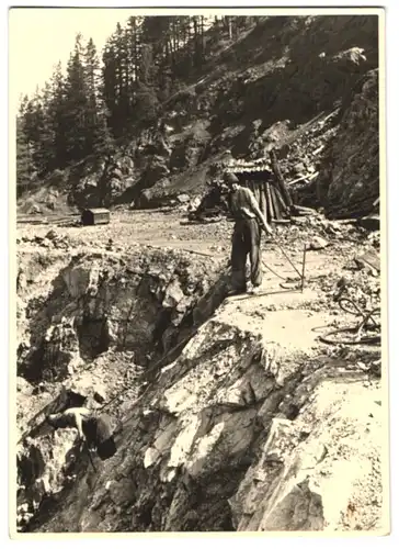 Fotografie unbekannter Fotograf, Ansicht Eisenerz, Bermann / Kumpel sichert Kameraden beim Abstieg, Bergbau, Tagebau