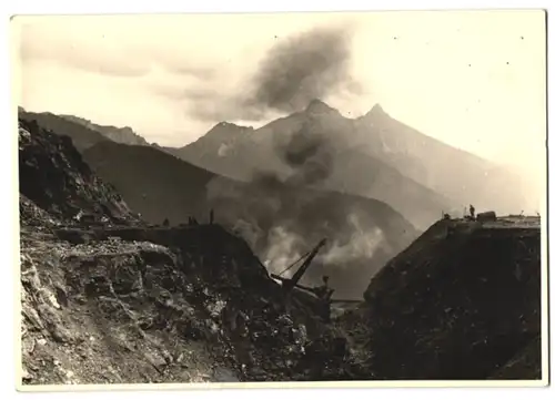 Fotografie unbekannter Fotograf, Ansicht Eisenerz, Seilbagger im Tagebau am Erzberg belädt die Loren, Bergbau