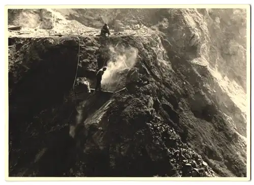 Fotografie unbekannter Fotograf, Ansicht Eisenerz, Bergmänner / Kumpel im Tagebau, Eisenerz, Bergbau, Steine hauen