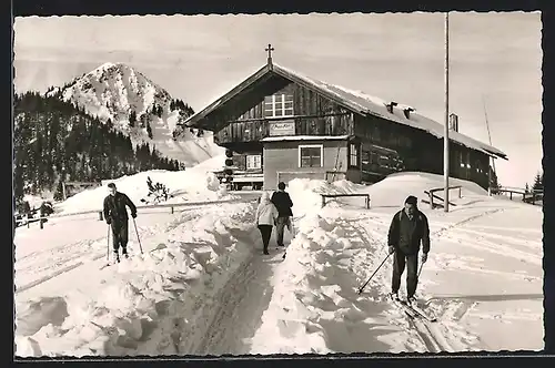 AK Berggasthaus Auerhalm, Berghütte mit Skifahrern und Fockenstein