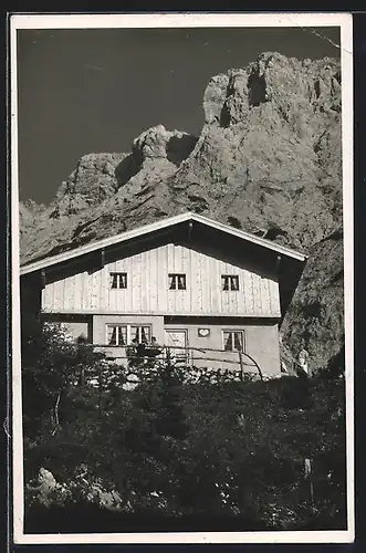 AK Mittenwalder Hütte im Karwendel, Berghütte mit Gipfelpanorama