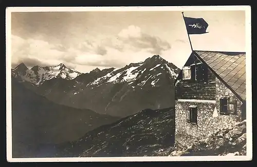 AK Windgällenhütte, Berghütte mit Blick gegen Bristenstock