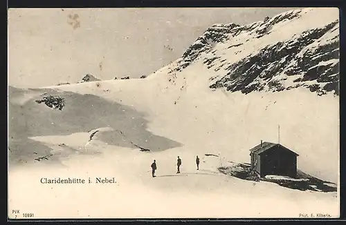 AK Claridenhütte, Berghütte im Nebel