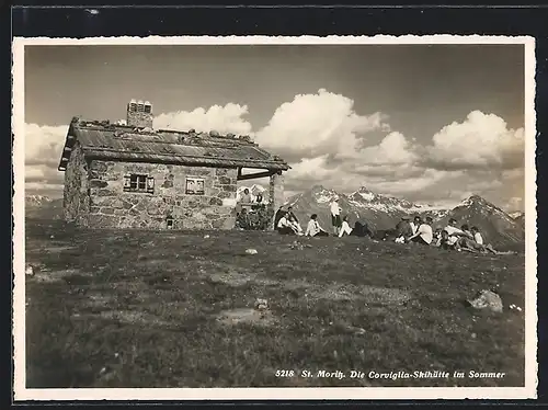 AK Corviglia-Hütte, Wanderer machen Rast an der Berghütte