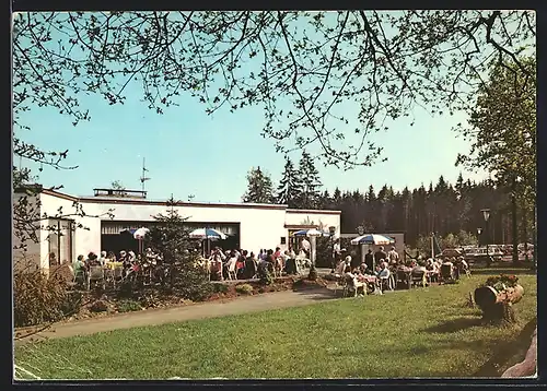 AK Kreershäuschen im Soonwald, Café-Restaurant-Pension Malepartus mit Gästen auf der Terrasse