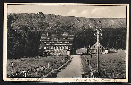 AK Schlingelbaude, Berghütte mit Blick nach der Prinz Heinrich Baude, Riesengebirge