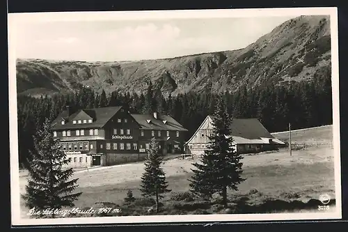 AK Schlingelbaude, Baude vor den Felsabstürzen des Hochgebirgskammes