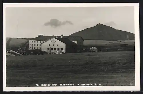 AK Wiesenbaude im Sudetenland, Schneekoppe im Hintergrund