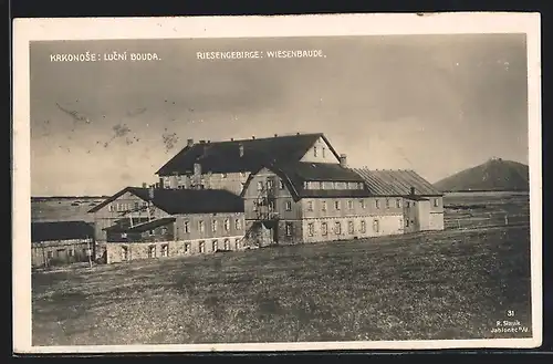 AK Wiesenbaude im Riesengebirge, Schneekoppe im Hintergrund