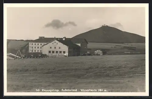 AK Wiesenbaude im Riesengebirge, im Hintergrund die Schneekoppe