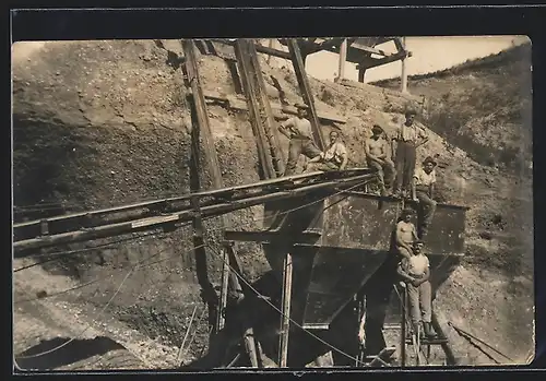 Foto-AK Bergarbeiter auf Maschine von Fördermittel Mackensen