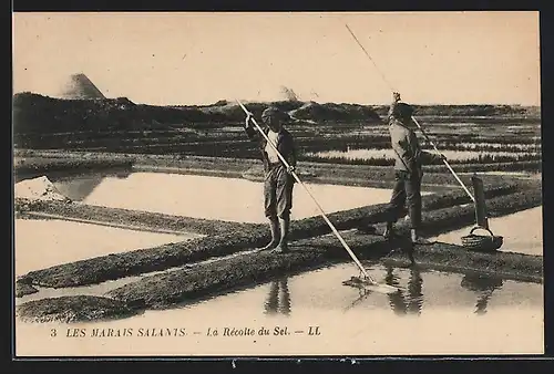 AK Les Marais Salants, la Récolte du Sel, Salz wird vom Wasser getrennt