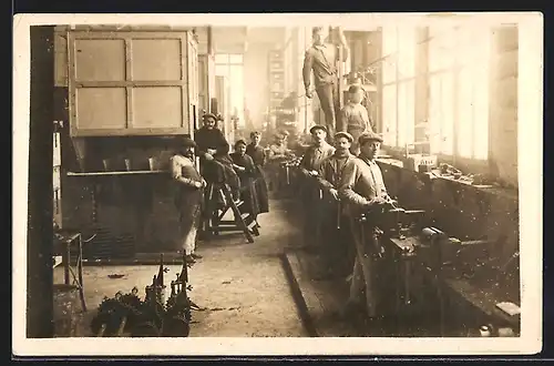 Foto-AK Fabrikarbeiter an ihren Maschinen