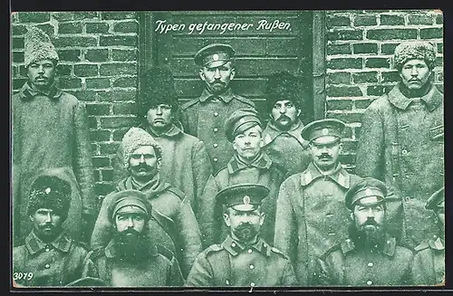 AK Russische Kriegsgefangene verschiedener Ränge in Uniform