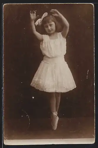 AK Junge Ballett-Tänzerin in Pose