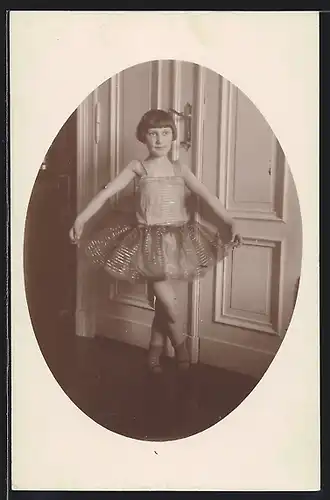 Foto-AK Junge Ballett-Tänzerin posiert vor einer Türe