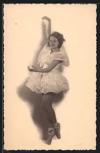 Foto-AK Ballerina in tänzerischer Pose