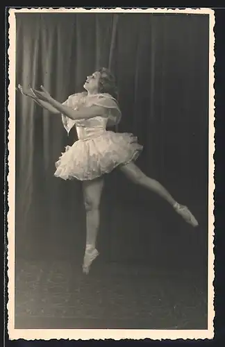 Foto-AK Ballett-Tänzerin auf der Bühne