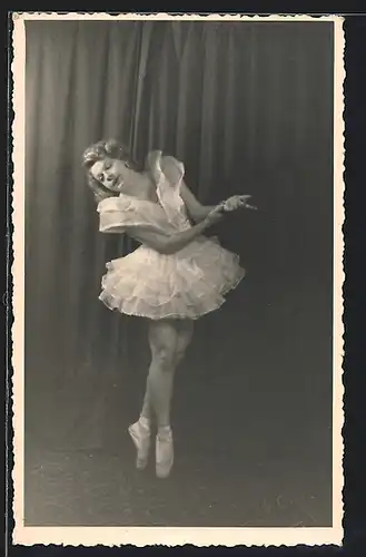 Foto-AK Ausdrucksstarke Ballett-Tänzerin auf der Bühne