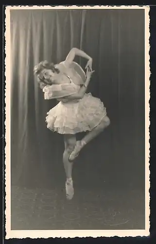 Foto-AK Ballett-Tänzerin in tänzerischer Pose auf der Bühne