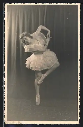 Foto-AK Ballett-Tänzerin während des Tanzes