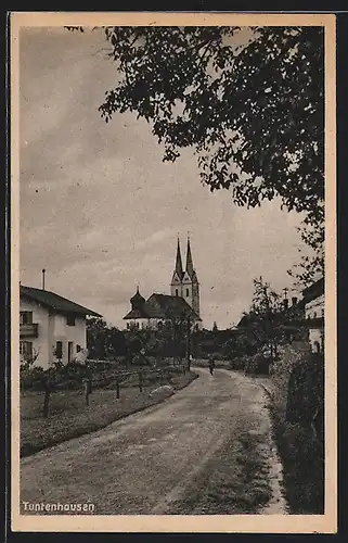 AK Tuntenhausen, Strassenpartie mit Blick zur Kirche