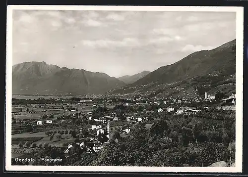 AK Gordola, Panoramablick über die Ortschaft in die Berge