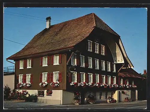 AK Ufhusen, Der Gasthof Kreuz unter blauem Himmel