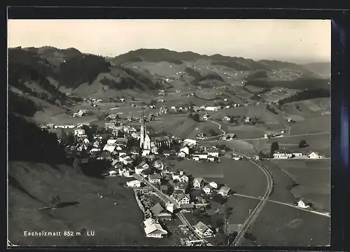 AK Escholzmatt, Ortsansicht mit Kirche gegen die Berge, Fliegeraufnahme