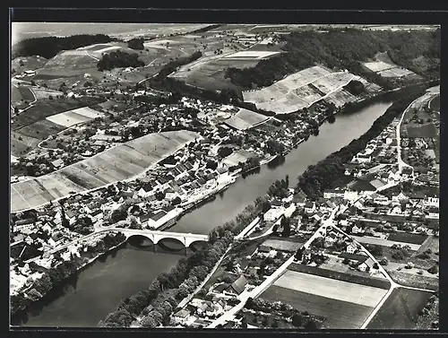 AK Eglisau, Ortsansicht am Fluss mit Brücke, Fliegeraufnahme