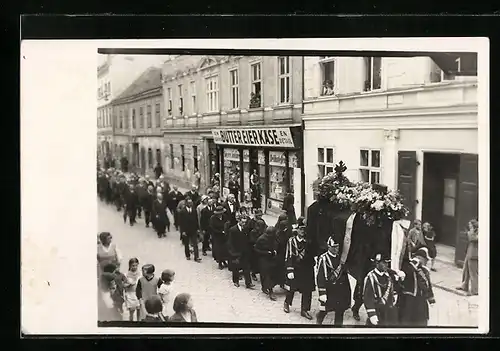 Foto-AK Wien, Trauermarsch in der Kalvariengasse