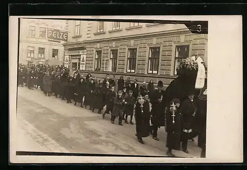 Foto-AK Wien, Trauermarsch in der Leopold Ernst-Gasse 5